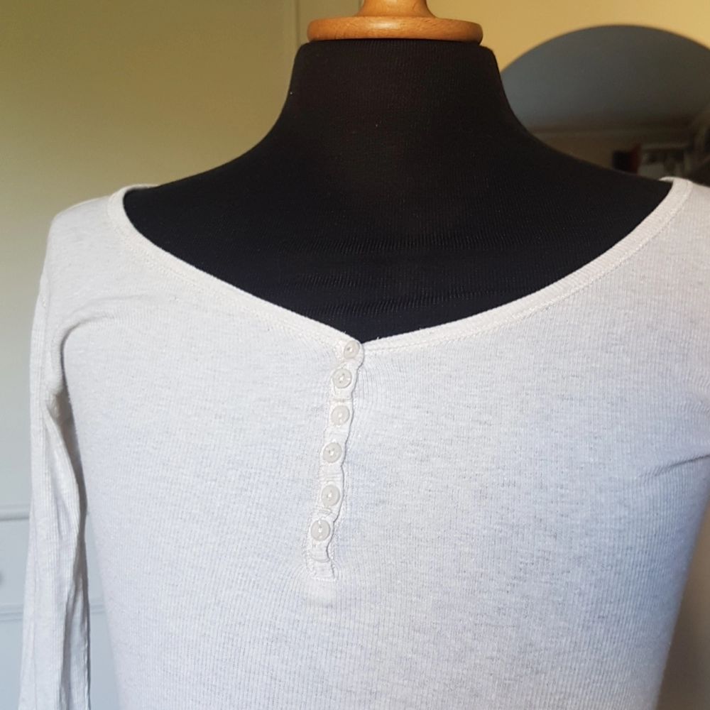 Denna långärmade tröja från Lindex med knäppning i urringningen säljes då den inte längre används. Den har varit en favorit och därmed har den ett lägre pris då den fortfarande är i ett väldigt bra, men kanske inte bästa, skicket. Passar S och M. . Tröjor & Koftor.