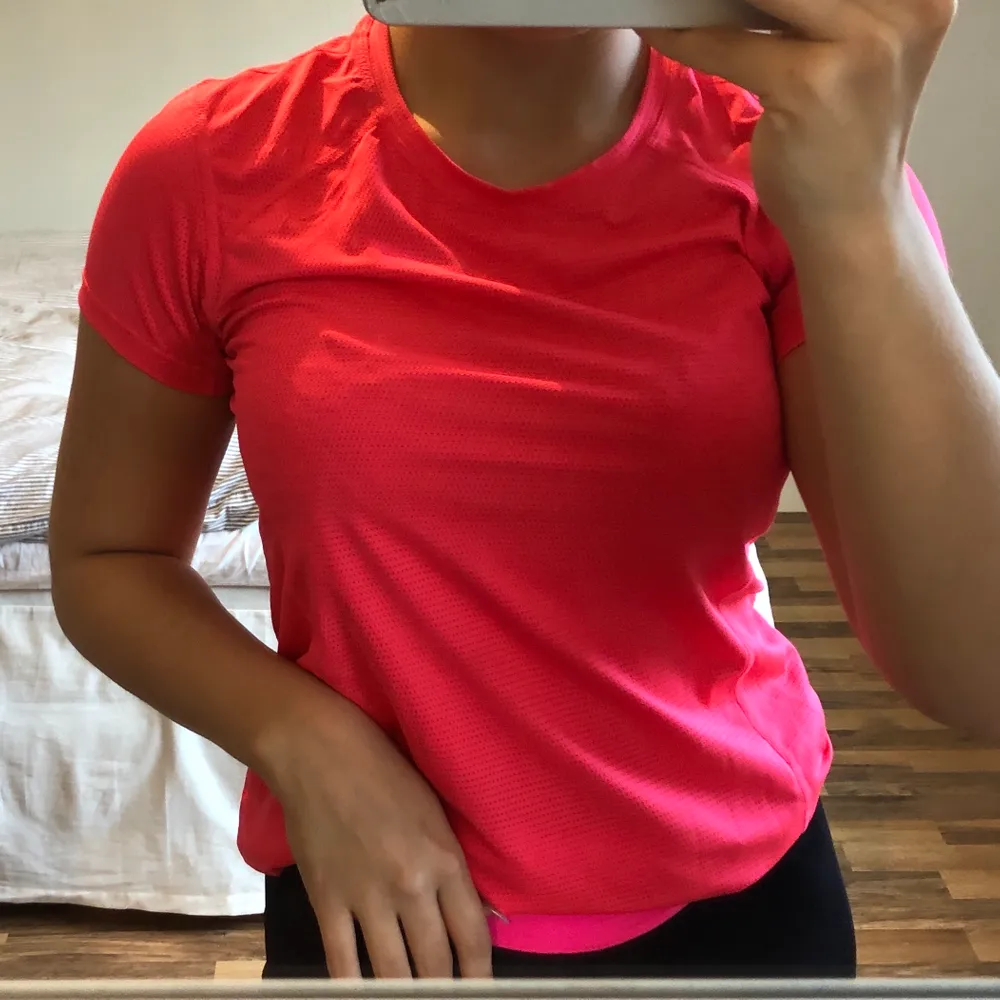 Säljer denna rosa träningstshirt då jag inte längre använder den, använd fåtal gånger. Storlek S/XS. Frakt tillkommer. Hoodies.