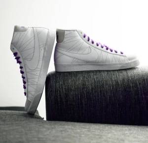  - Nike sneakers. Som nya, då de endast använts en gång i någon timma pga att de är lite för stora.
Kartongen de låg i har jag nog tyvärr kastat, men det påverkar ju inte skorna.
Storlek: 
EU 45,5
UK 10,5
US 11,5

Kan tänka mig bud vid smidig affär, seriösa enbart.