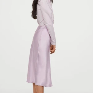 Kjol från hm - Superfin kjol från hm. Använd några gånger. Är u fint skick men har lite revor, se sista bilden. Sitter som en s-m och jag säljer den för 250kr ink frakt🤍