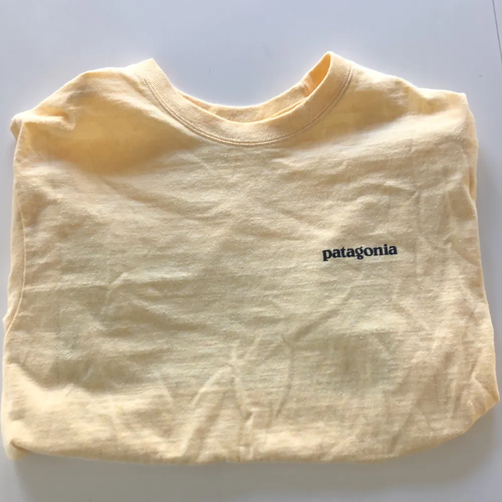 En skit ball gul croppad pantagonia t-shirt. Passar till nästan allt. Köparen står för frakten✨ . T-shirts.