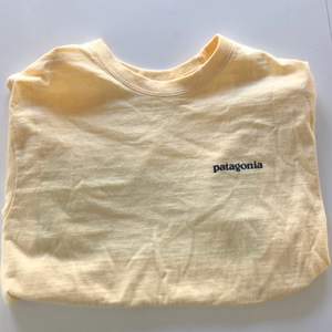 En skit ball gul croppad pantagonia t-shirt. Passar till nästan allt. Köparen står för frakten✨ 