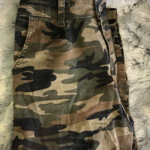 Kamouflage - Coola byxor från madlady som tyvärr inte kommer till användning:/ passar till det mesta och dom sitter bra på mig som är ca 161 cm. Lite långa så hade passat på någon lite längre men också på kortare om man vill ha dom lite pösiga. Kontakta mig vid intresse eller frågor❤️ köpare står för frakten
