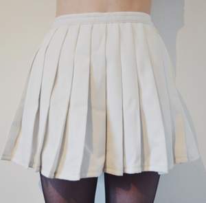 Vit plisserad kjol, vintage från Sverige, storlek 34.