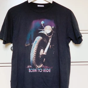 T-shirt med tryck  - Säljer denna tuffa t-shirt! Inköpt i USA. Ballt tryck på framsidan, och bekvämt tyg. Passar XS-M beroende på hur man vill att den ska sitta, skickar gärna fler bilder & pris kan diskuteras! 