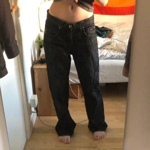 Baggy jeans i en washed svart/grå färg - Snygga jeans i strl 32, är lite stora på mig som brukar ha 36/38 i byxor men går lätt att lösa med skärp eller knapptricket, har använt flera gånger men är fortfarande i gott skick, på jeansens lapp står det att insömmen eller inseam är 34