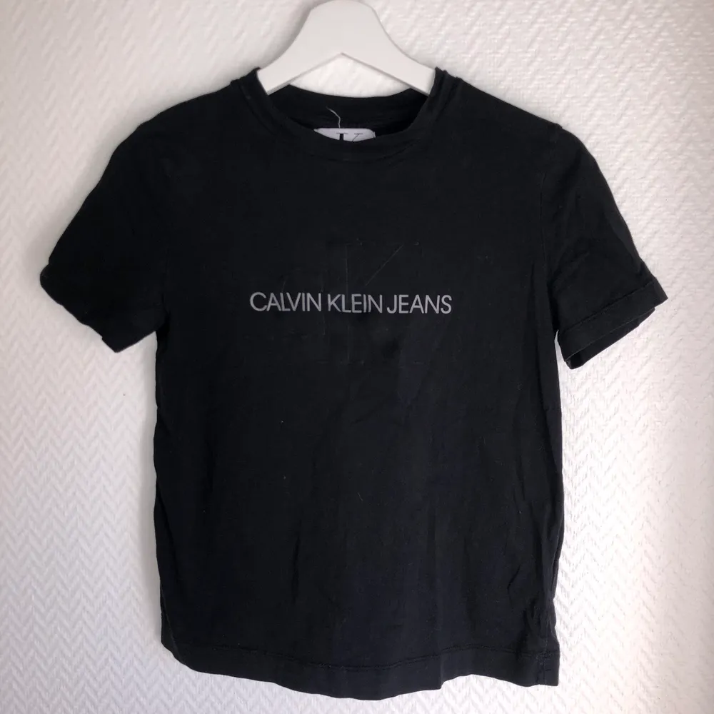 T-shirt från Calvin Klein, storlek XS. Finfint skick! Nypris är 500 kr, mitt pris 200 kr men kan diskuteras. Frakt tillkommer 😋🌸. T-shirts.
