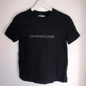 T-shirt från Calvin Klein, storlek XS. Finfint skick! Nypris är 500 kr, mitt pris 200 kr men kan diskuteras. Frakt tillkommer 😋🌸
