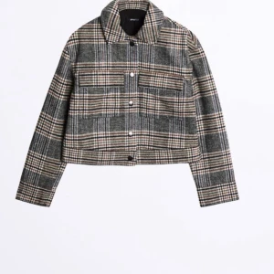 Ginatricot jacka  - Jacka från ginatricot, perfekt nu till hösten. Slutsåld i butik och inköpt för 599kr men säljer för 300kr. Storlek M men är som en S. Jackan är använd lite och inga täcken på slitage.