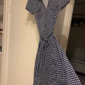 Vero Moda prickig klänning S - Mysig vardagsklänning från Vero Moda i storlek S, tyget är stretchigt. 