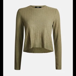 Grön topp - En croppad grön topp. Mycket fin grön färg! Toppen har en ribbstickad känsla och är i storleken S. Tröjan är inte jättekort med ändå lite kortare än normalt. Normalstor i storleken. Skick: använd men fin. 