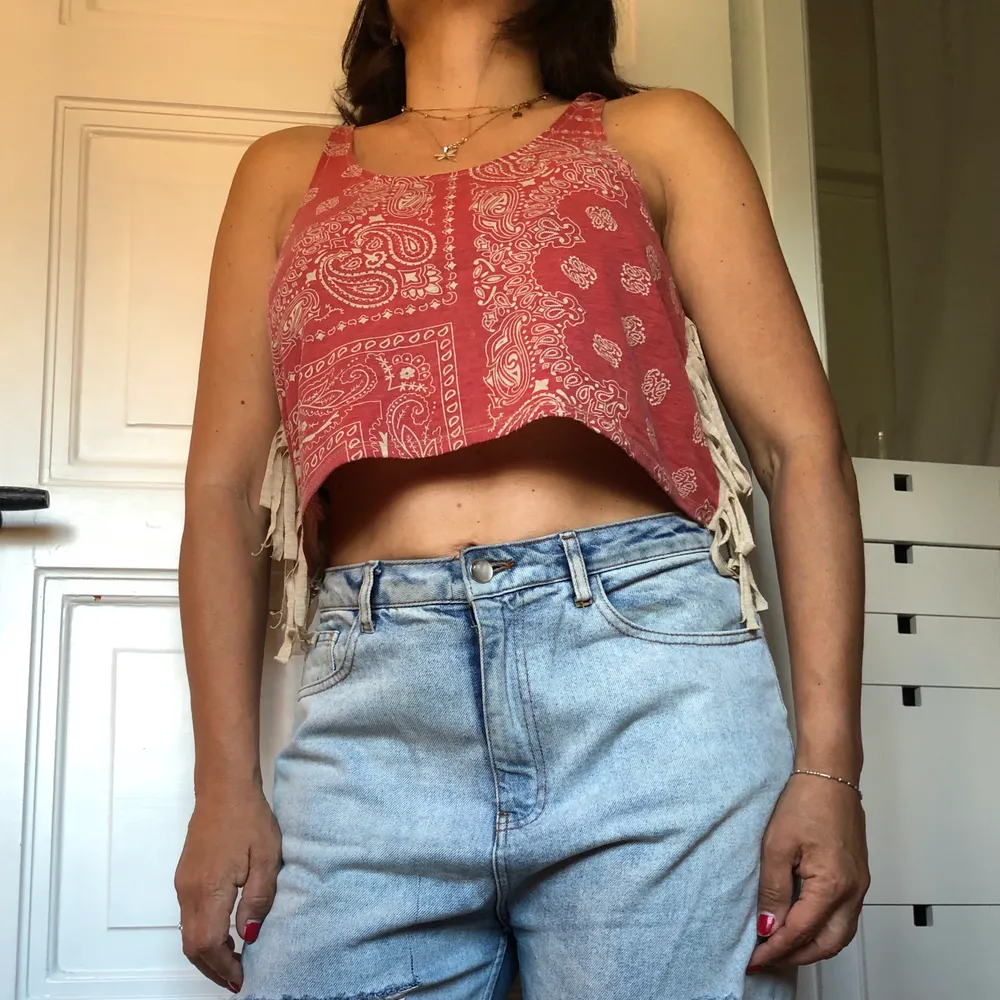 röd mandala crop top från Forever 21 och några ganska unika detaljer. . Skjortor.