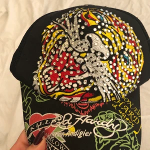 ed hardy keps! - Har aldrig använt den själv, men köpte den second hand! Den är lite smutsig inuti men den är i ganska ok skick annars :) Pris kan diskuteras och frakt ingår