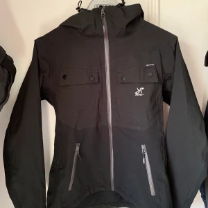 Hyper jacket från revolution race storlek M - Nypris 1 149kr mitt pris 500kr                               Sparsamt använd                                                      Har tappat två pluttar på dragkedjan se sista bilden    Köparen står för frakt                                                             Finns ute på fler sidor
