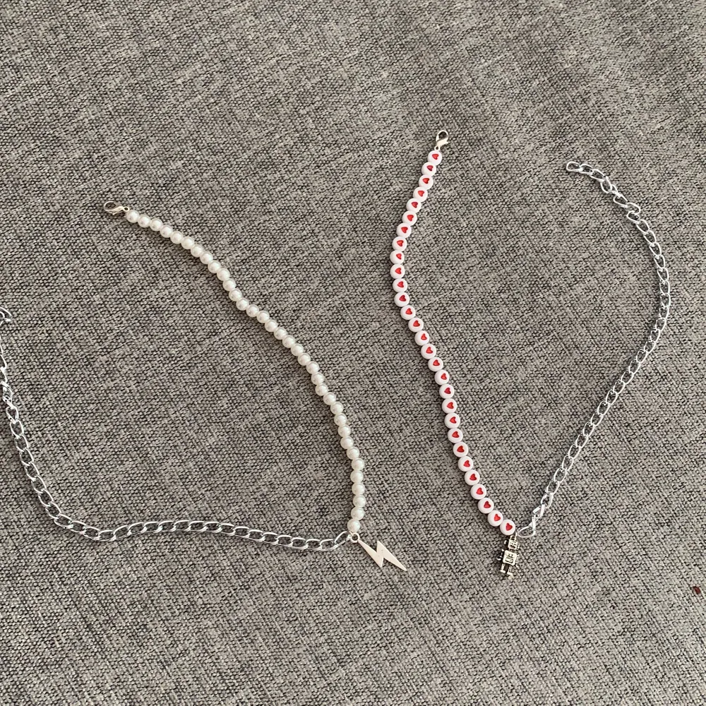 Jag säljer de här två jättefina halsbanden jag gjort helt själv, 75kr st eller båda för 135kr💕frakt tillkommer på 11kr! Hör av er vid intresse😁. Accessoarer.