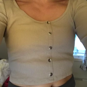 Ribbad tröja från Gina tricot  - Jättestretchig så passar mellan s/m/l 😝 superfint skick, frakt tillkommer på 44 kr💞💞