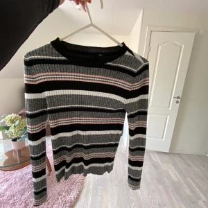 randig tröja - randig tröja. nypris 100 kr