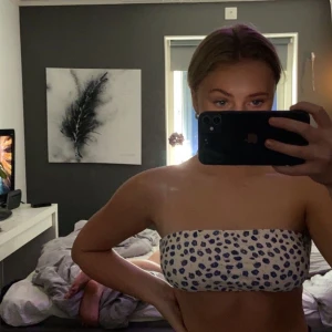 blommig bandeau-bikini - 💙Fin blommig bandeau-bikini från na-kd! Bara testad!!! Storlek M (första bilden) modellen på andra bilden= S💙