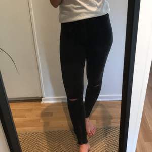 Svarta jeans med hål vid knäna från Zara. Supersköna och bra längd ifall man är ca 162 cm. 