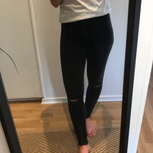 Svartajeans - Svarta jeans med hål vid knäna från Zara. Supersköna och bra längd ifall man är ca 162 cm. 
