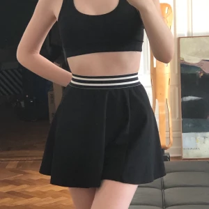 Tenniskjol - Oanvänd svart tenniskjol i storlek XS. Supersöt och trendig. frakt tillkommer!💞