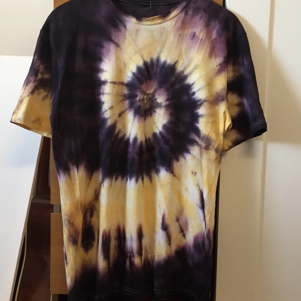Super fin T-shirt med cool spiral mönster på! En av mina favoriter💥💥 frakt: 40kr. T-shirts.