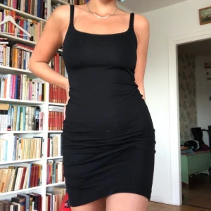 Så snygg bodycon-klänning! - Så figursmickrande bodycon-klänning köpt på Zara för 2 år sedan! Använd vid 2 tillfällen så i mycket bra skick! Det som ser ut som fläckar är bara ludd som jag rollat bort nu❤️ FRI FRAKT :)