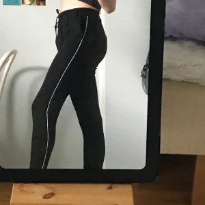 Only mjukis kostymbyxor - Mjukis kostymbyxor köpta från only, använda så har lite slitningar och ett håll vid midjan som syns på andra bilden. Stretchiga och med snöre i midjan så kan passa XXS-S. Skriv för mer info+bilder.