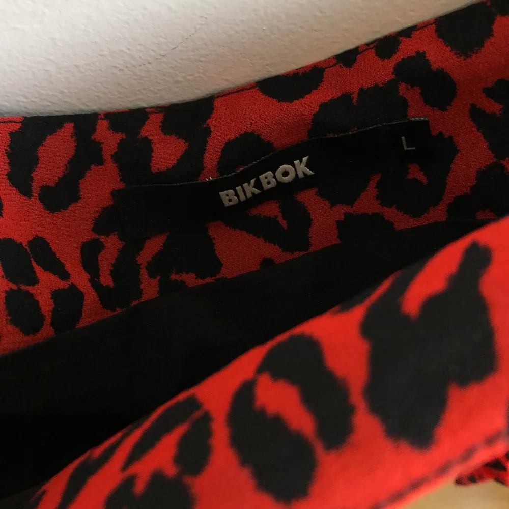 Jag säljer denna superfina leopardinspererade kjol från BikBok. Använd ett fåtal gånger och är i ett bra skick. Storlek L men passar S-L 💕💕💕 priset som står är exklusive frakt!! . Kjolar.
