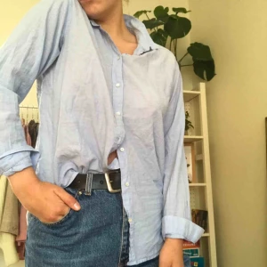  - Härlig ljusblå skjorta som går att styla upp eller bara ha till vardags! Tunt och skönt material, storlek XS 