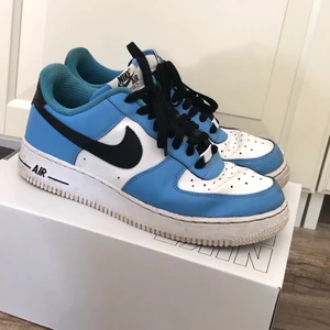 Specialdesignade Nike af1 - Cond: Inte haft de jättelänge men tyvärr är de lite creased, annars funkar de galant! Frakt 100kr