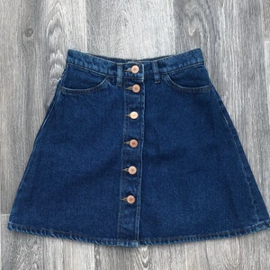 Jeanskjol från Monki - Jeanskjol från Monki. Endast använd 2 gånger, då den nästan är för liten för mig. Färgen visas bäst på bild 1 & 3. Frakt tillkommer🌻