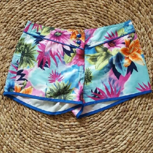  - Ett par kortare partyshorts i badbyxmaterial. Riktigt festliga.
knäpps med knapp och kardborre.
