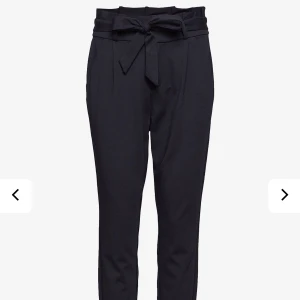 Sköna byxor från vero moda - Väldigt skönt material men endå snygga byxor man kan ha till vardags. Använd ett fåtal gånger men säljer på grund av att dom inte används mycket längre. Frakten INGÅR i priset😊