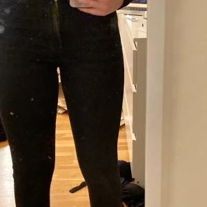 Jeans - Ett par svarta jeans ifrån zara, köparen står för frakten 