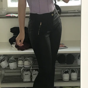 Svarta läder byxor - Oasis svart läder byxa, zip-up detaljer på höfterna och nere vid anklarna.                                                   (frakten är inkluderad) xx