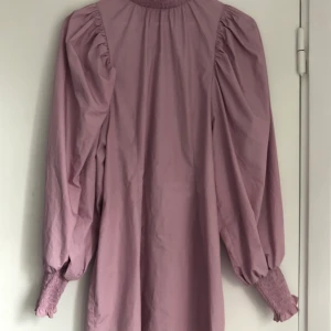 Klänning från hm - Fin ljuslila klänning från hm. Endast använd en gång. Köparen står för frakten