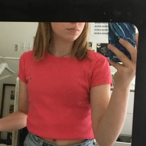 rosa tommy hilfiger t-shirt  - sparsamt använd, ser ganska röd/neonrosa ut på bilderna men är mer åt det rosa hållet❤️ ganska lång men är superfin invikt eller om man klipper :)