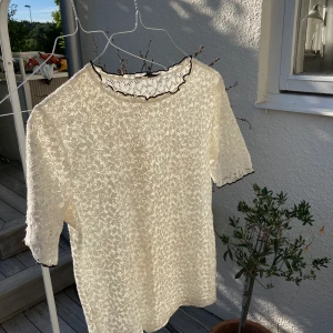 Blus från Zara - Sååå himla fin blus från Zara i storlek S!🙌🏼 säljer för att jag inte får användning för den längre. Lite genomskinlig och är i hyfsat bra skick. 