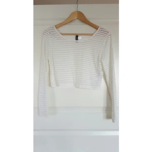  - Lång ärmad, randig, halv transparent crop top från hm.