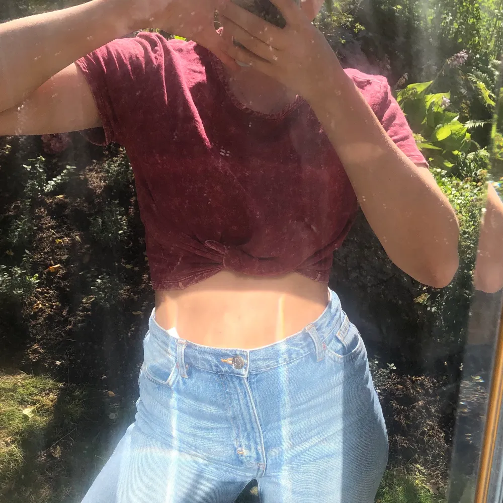 Röd crop top i storlek S. Frakt tillkommer alternativt att vi möts upp vid TC. OBS tröjan har inga ränder, det är spegeln som reflekterar ljus på kläderna.. Toppar.