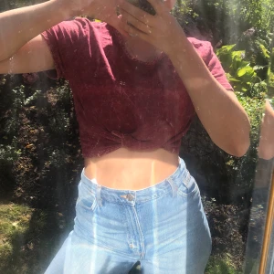 Röd crop top - Röd crop top i storlek S. Frakt tillkommer alternativt att vi möts upp vid TC. OBS tröjan har inga ränder, det är spegeln som reflekterar ljus på kläderna.