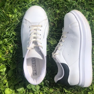 NLY Shoes - Vita sneakers från Nelly. Använda fåtal gånger 💘