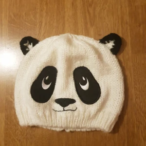 Panda-mössa - Söt panda-mössa. Ganska liten i storleken, så passar bäst för ett lite mindre huvud. Dm:a vid frågor. Säljer för 35kr exklusive frakt (22kr). Dock ingår alltid gratis frakt vid köp över 300kr.