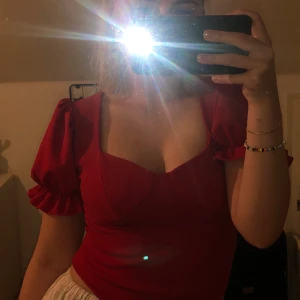 Topp  - gölligaste toppen från boohoo! endast använd 1 gång men den passade inte mig...\: Pris 140kr inkl. frakt <3