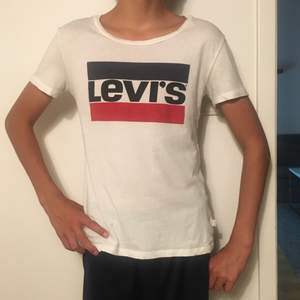 Levi’s t-shirt, i fin skick. Storlek  XS,rak modell. Kan skickas via post eller hämtas i Vänersborg.  Köparen står för postkostnaden.
