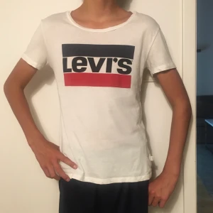Levi’s t-shirt - Levi’s t-shirt, i fin skick. Storlek  XS,rak modell. Kan skickas via post eller hämtas i Vänersborg.  Köparen står för postkostnaden.