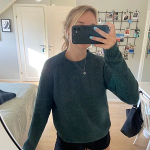 Stickad grön tröja - Säljer denna super sköna stickade tröjan eftersom den inte längre kommer till användning. Från lager 157. Använd men bra skick. Frakt 60 kr