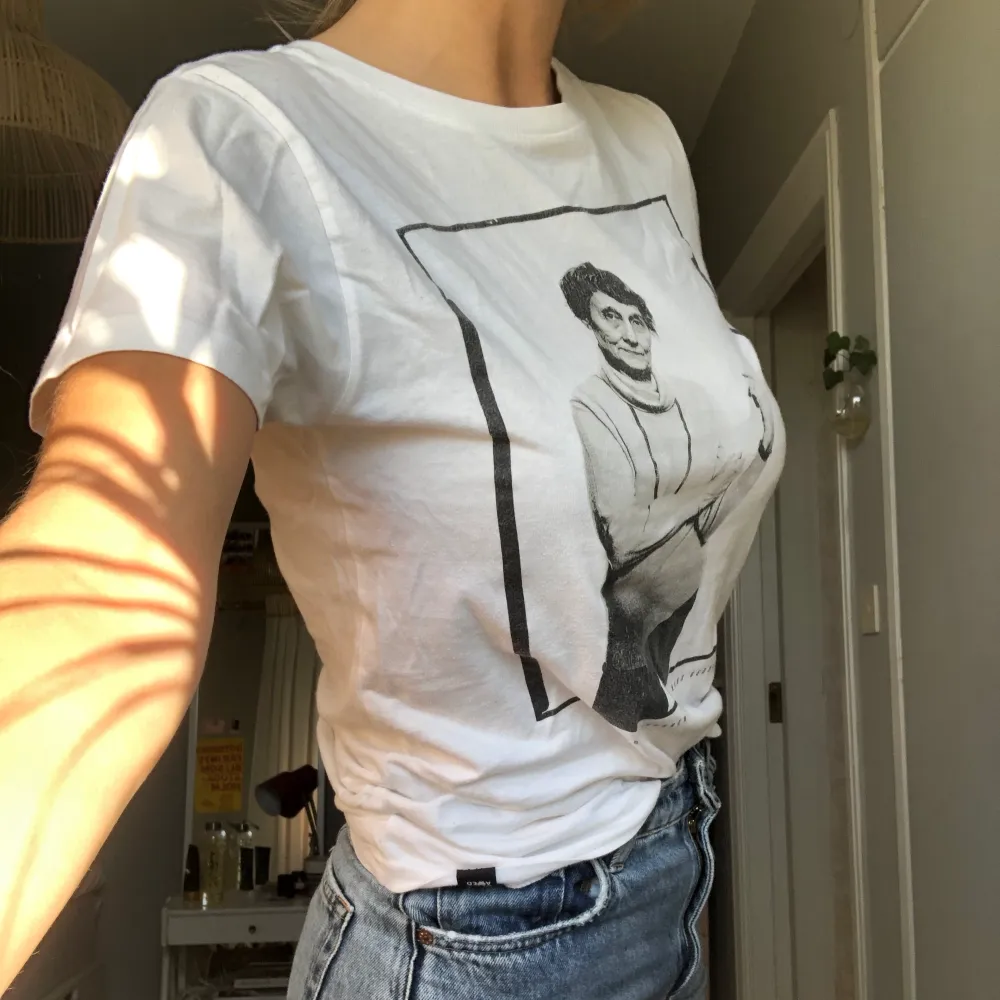 T-shirt från DEDICATED🌸💜  Motiv av Astrid Lindgren med foto av Hans Gedda! Säljer pga använder ej längre och den förtjänar lite kärlek! Kan mötas upp i Göteborg annars står köparen för frakt 📦 💜. T-shirts.
