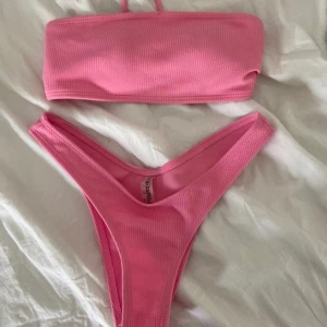 Bikini från Zaful 💖 - Bikini från Zaful i storlek S men passar XS 💗 överdelen har inlägg man kan ta ut 💕 Frakten är inräknad i priset